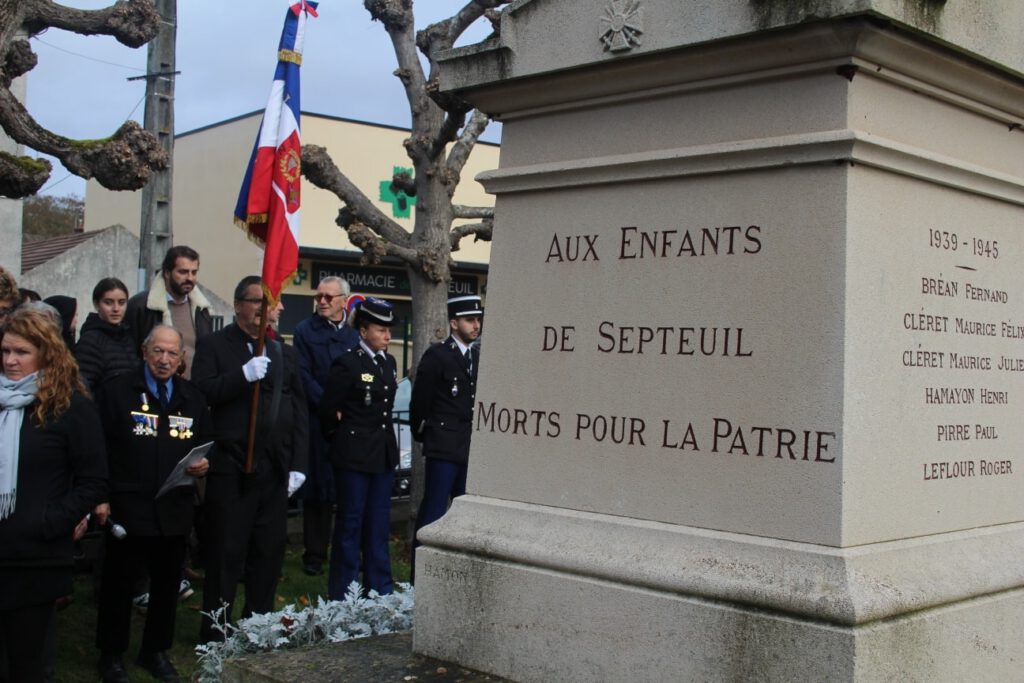 Commémoration du 11 novembre devant le monument aux morts