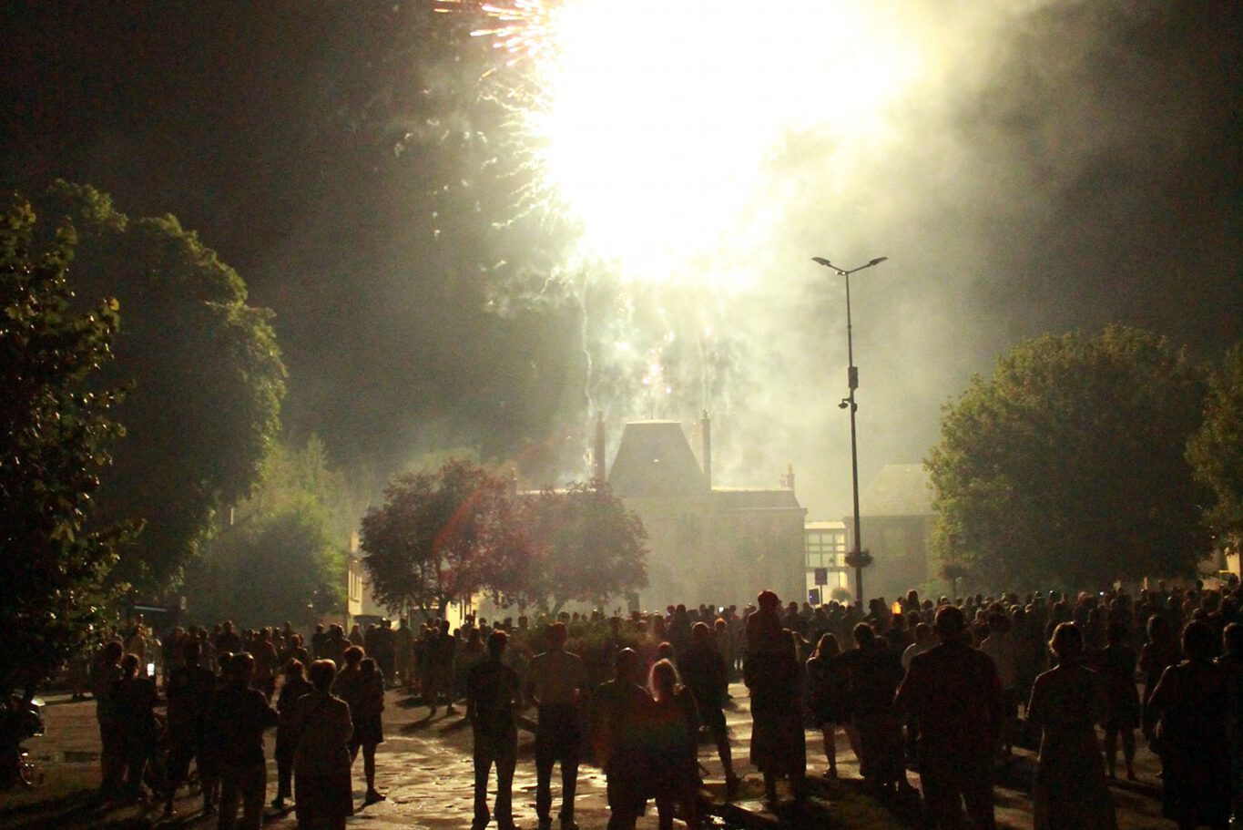 Feu d'artifice derrière le mairie