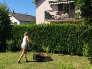 Femme tondant la pelouse