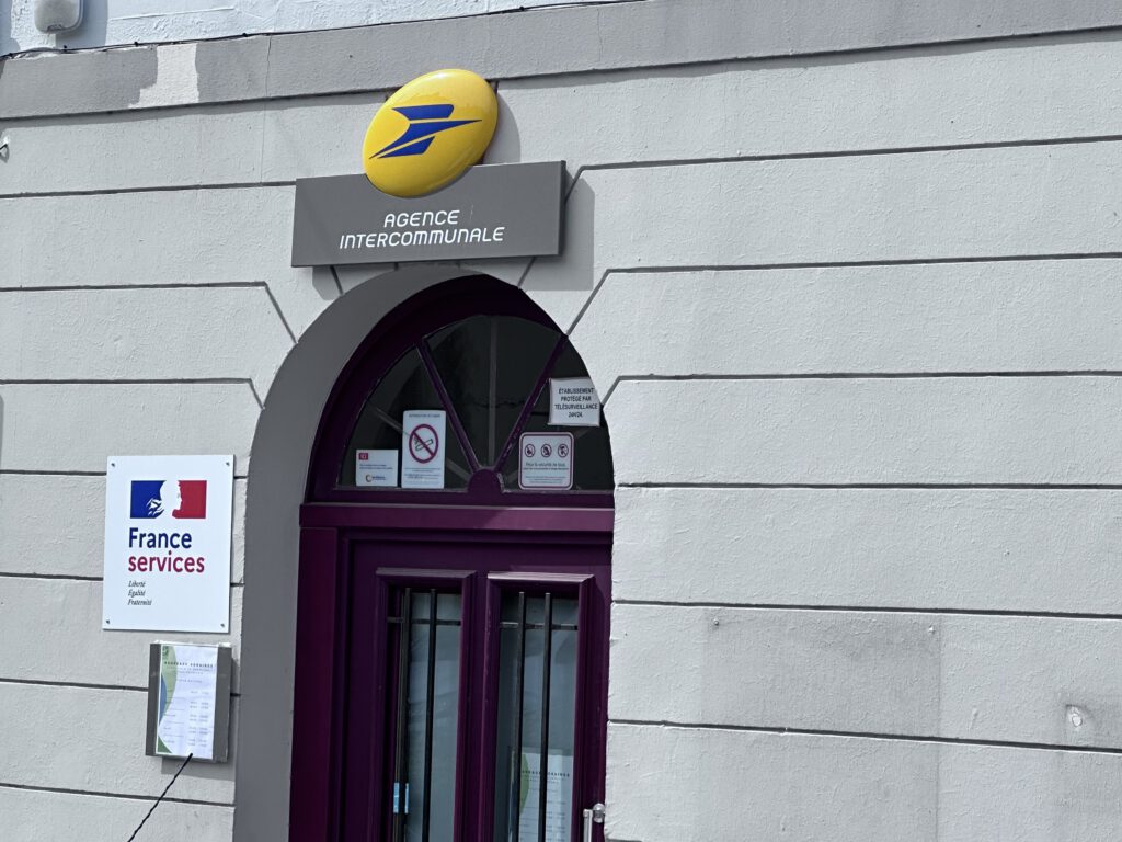 Vue sur la porte d'entrée de la poste