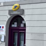 Vue sur la porte d'entrée de la poste
