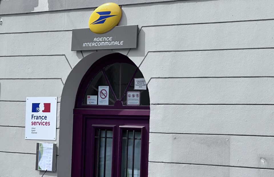 Vue sur la porte d'entrée de la poste