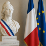 Buste de Marianne avec drapeaux français et européen