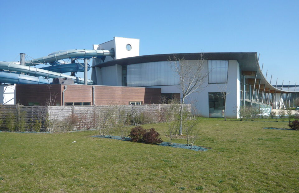 Vue sur l'extérieur du centre aquatique de Houdan