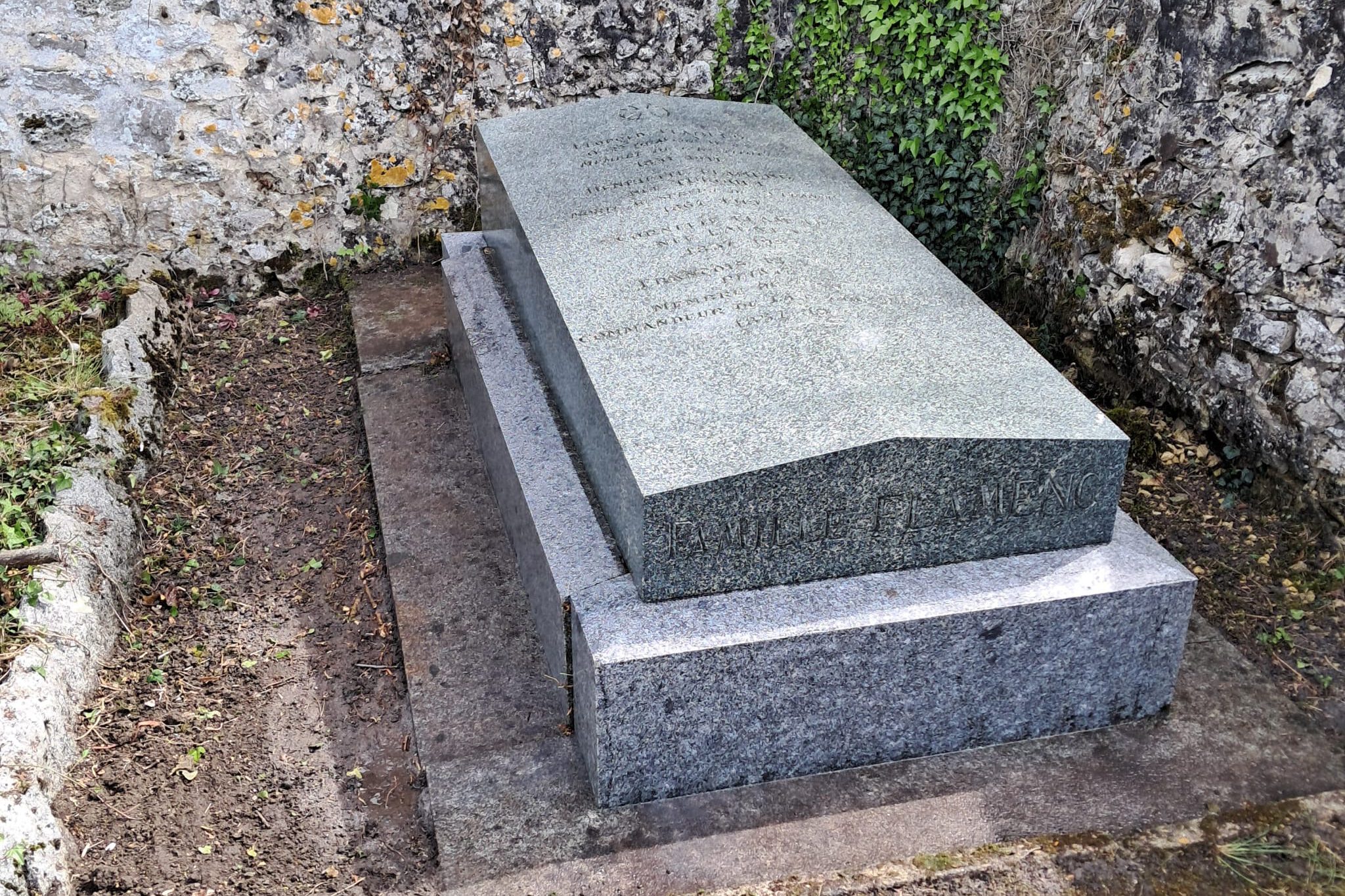 Tombe du peintre Flamemg au cimetière de Septeuil