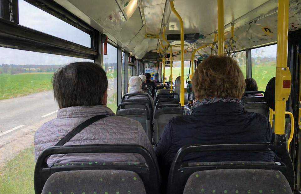 Vue de dos de voyageurs dans un bus