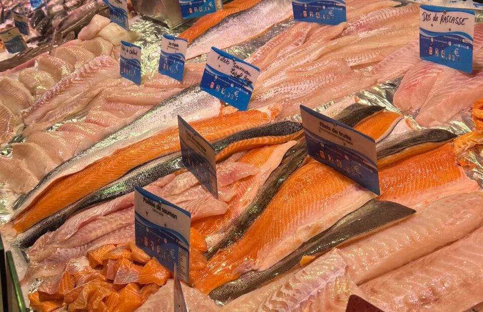 stand de poissons sur un marché