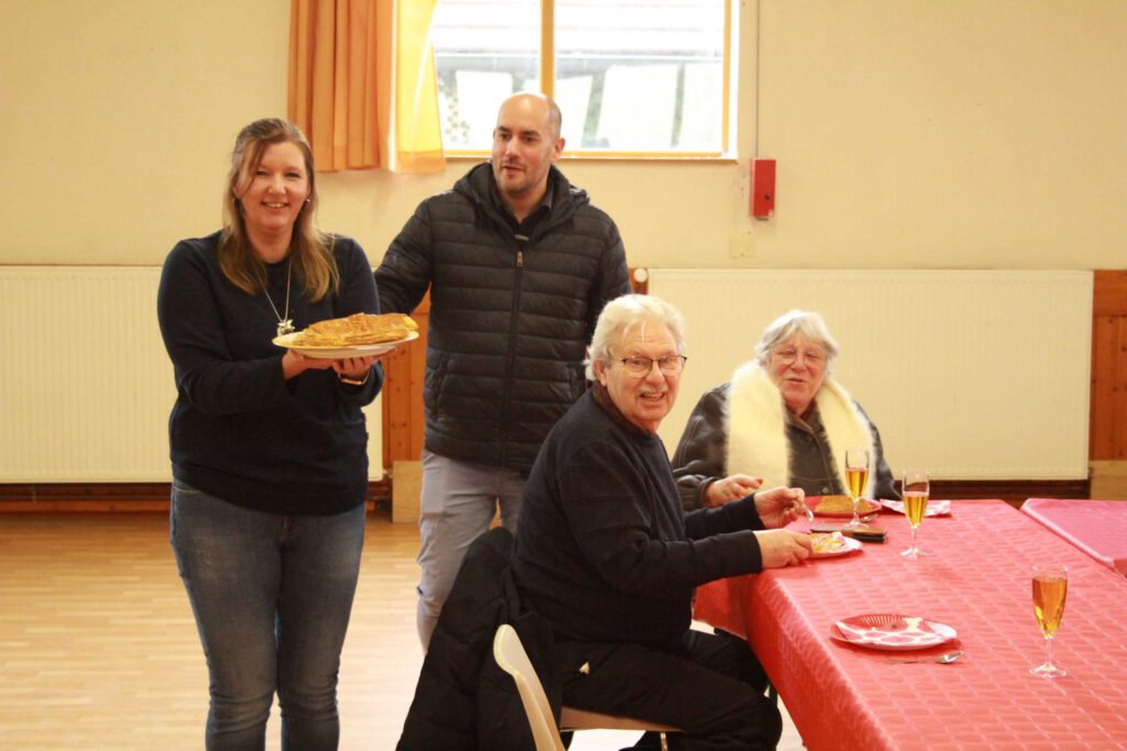 Distribution de la galette des rois aux aînés
