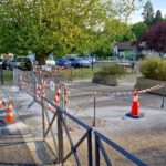 Barrières fermant le parking de la mairie pour travaux