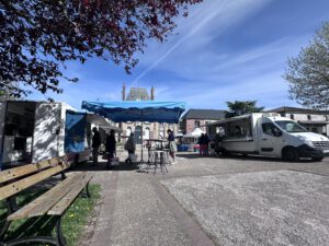 Marché de Septeuil sur la place de la mairie