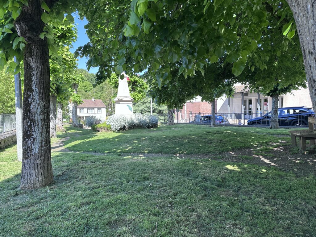 Vue sur le square du monument aux morts