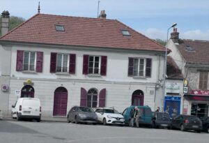 Vue sur la poste et France service depuis le rond-point