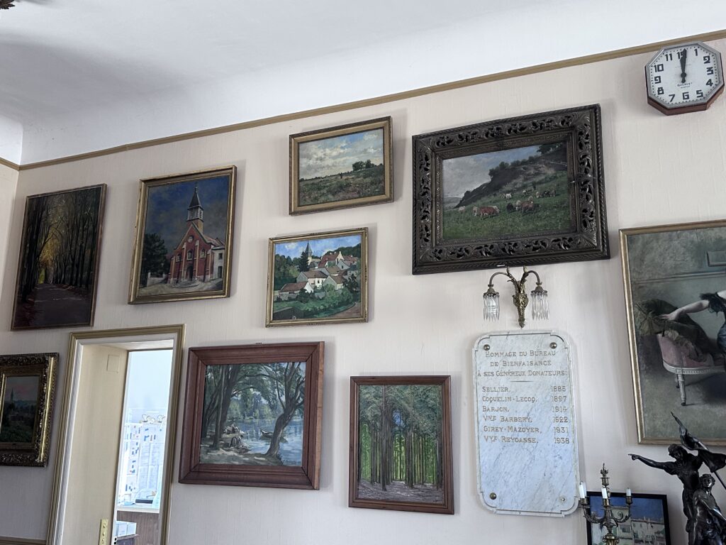 Tableaux de l'école de peinture dans la salle de la mairie
