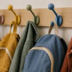 Manteau et sacs sur porte-manteau