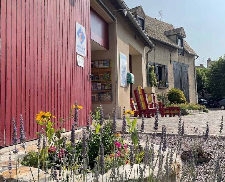 Vue sur l'entrée de l'Office du tourisme