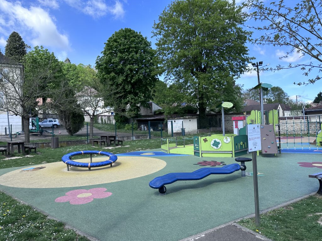 Jeux dans le Square Cuq