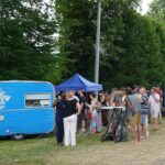 Guinguette devant le food-truck la roulotte qui mijotte