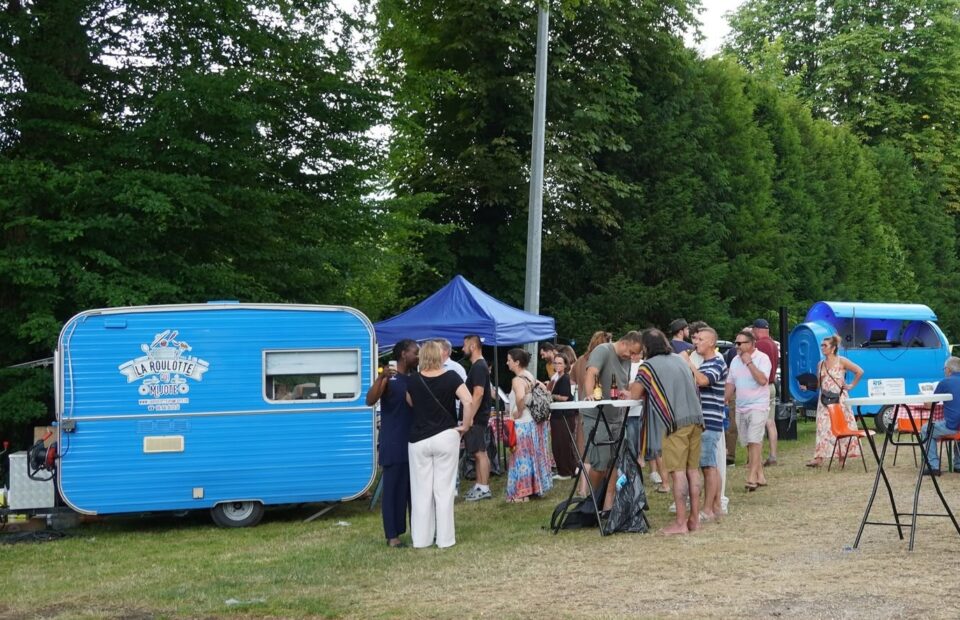 Guinguette devant le food-truck la roulotte qui mijotte