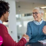 Un femme âgée conseille un jeune homme métisse en matière d'emploi