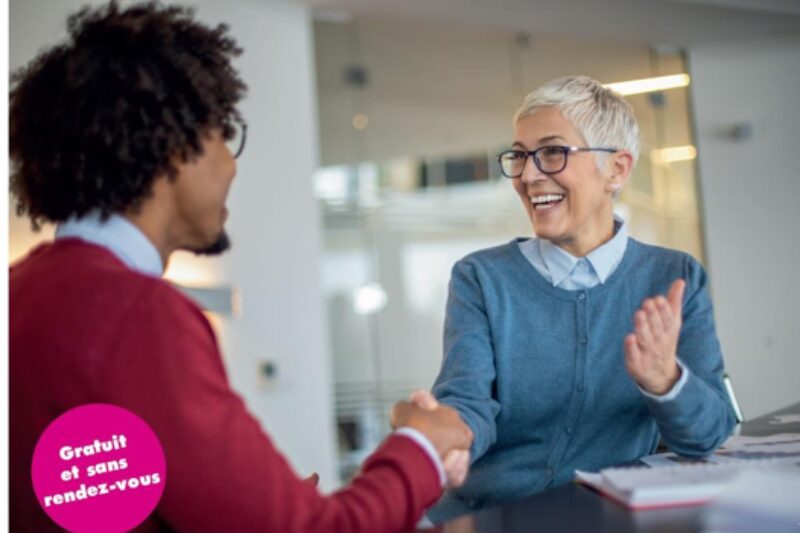 Un femme âgée conseille un jeune homme métisse en matière d'emploi
