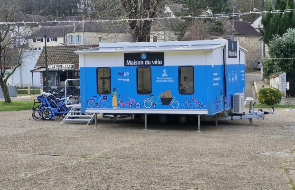 La maison du vélo sur la place de la Mairie de Septeuil