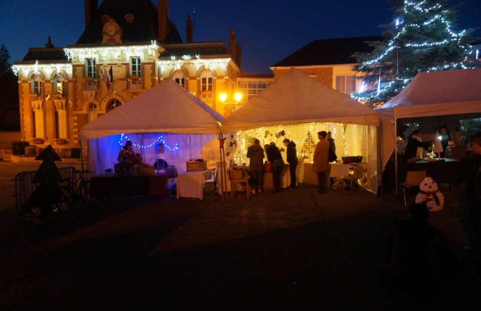 Marché de noel à Septeuil devant la mairie
